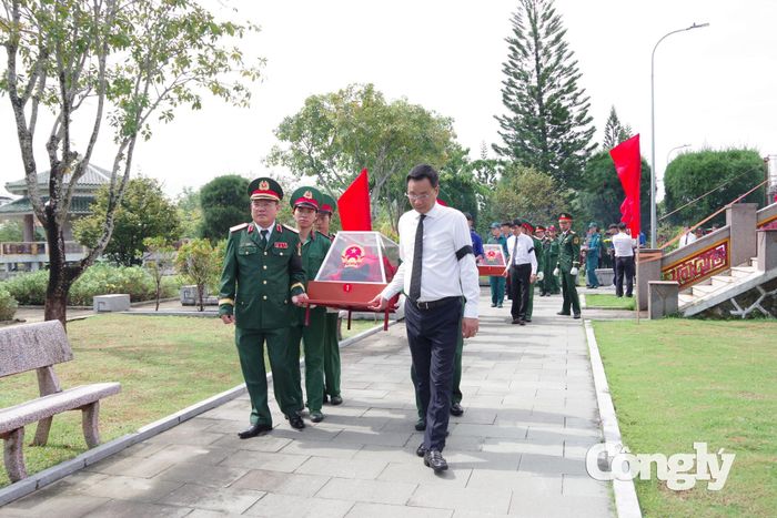 Các hài cốt liệt sĩ được an táng tại Nghĩa trang liệt sĩ Hội An trong sự thành kính, tri ân của Đảng bộ, chính quyền và nhân dân địa phương.