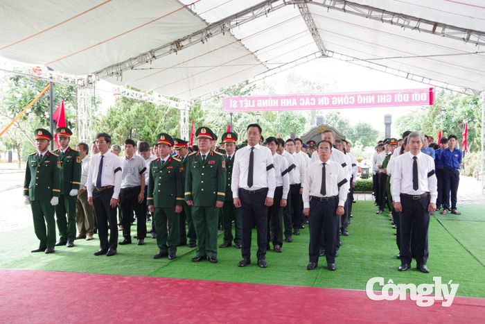 Lễ truy điệu 14 hài cốt liệt sĩ được tổ chức trang nghiêm, thể hiện lòng biết ơn sâu sắc đối với những người đã hy sinh vì độc lập, tự do của Tổ quốc.