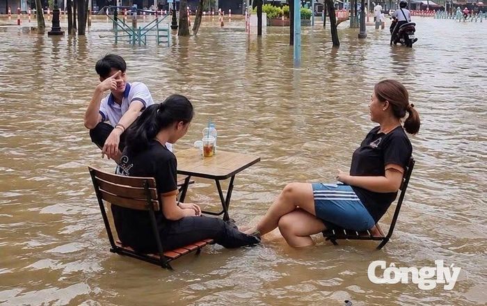 Người dân thích nghi với triều cường một cách vui vẻ
