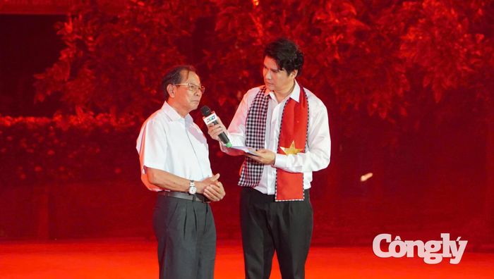 Phần giao lưu cùng bác sĩ Trần Văn Bản, 82 tuổi, cựu bác sĩ quân y tình nguyện hỗ trợ công tác tìm kiếm, quy tập và xác định danh tính hài cốt liệt sĩ tại Công viên Văn hóa Lê Thị Riêng. Cũng tại đây, họa sĩ Lê Sa Long thực hiện ký họa chân dung bác sĩ Trần Văn Bản, như một cách khắc họa nghĩa tình đồng đội và sự tiếp nối trách nhiệm tri ân trong thời bình.