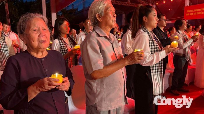 Khép lại đêm nghệ thuật là nghi thức dâng hương, thắp nến tri ân với sự tham dự của lãnh đạo, đại biểu, văn nghệ sĩ.
