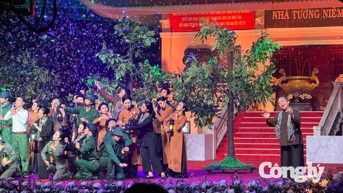 Tiếp đó, khán giả được lắng nghe nhiều ca khúc như: “Hẹn ước Bắc Nam”, “Màu hoa đỏ”, “Đón các anh về với đất mẹ”, “Dưới cờ Tổ quốc anh về”, “Người lính già và hoa hồng thắm”, “Vết chân tròn trên cát”, “Hát cho người còn sống”, “Còn gì đẹp hơn”... Mỗi tác phẩm góp phần tái hiện những ký ức về chiến tranh, sự hy sinh của các thế hệ đi trước và nhắc nhở người hôm nay trân trọng giá trị của hòa bình.