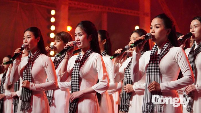 Mở đầu đêm nghệ thuật là những giai điệu gợi nhắc lịch sử đấu tranh của dân tộc, trong đó có bài thơ chúc Tết Mậu Thân năm 1968 của Chủ tịch Hồ Chí Minh và ca khúc “Tổ quốc ơi ta đã nghe”. Các tiết mục tiếp nối khắc họa sự hy sinh của người lính, nỗi đau mất mát do chiến tranh và tình cảm của hậu phương dành cho những người đã ngã xuống.