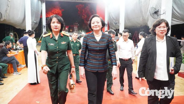 Phó Thủ tướng Chính phủ Phạm Thị Thanh Trà (ở giữa) đến dự chương trình. Cùng dự còn có thân nhân liệt sĩ, đông đảo cựu chiến binh; đoàn viên thanh niên và người dân thành phố.