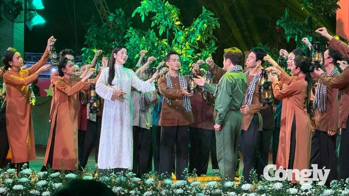 Trong chương trình, các văn nghệ sĩ cũng có nhiều chia sẻ xúc động về sự hy sinh của những thế hệ đi trước và trách nhiệm của người trẻ trong việc gìn giữ, phát huy những giá trị mà cha ông đã đánh đổi bằng xương máu để giành lấy.