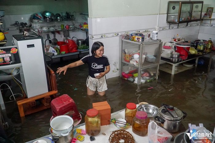 Nước tràn nước vào nhà khiến đời sống sinh hoạt của người dân TPHCM đảo lộn sau mỗi trận mưa lớn và triều cường. Ảnh: Nguyễn Huế