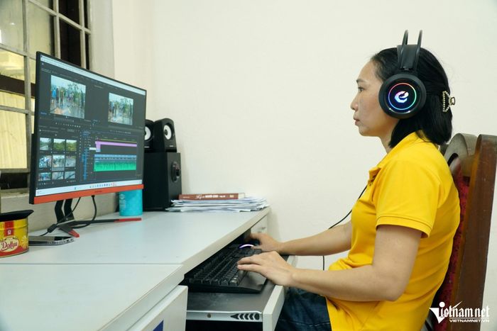Chị Thiết phải tranh thủ làm cả thứ bảy, chủ nhật mới xong được khối lượng công việc. Ảnh: Lê Dương 