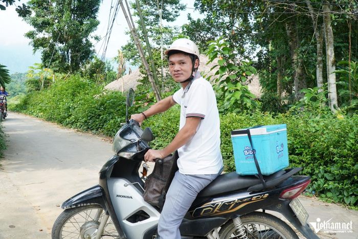 Về tới cơ quan, anh Văn lấy đồ nghề lập tức lên đường đi tiêm phòng vật nuôi cho người dân. Ảnh: Lê Dương