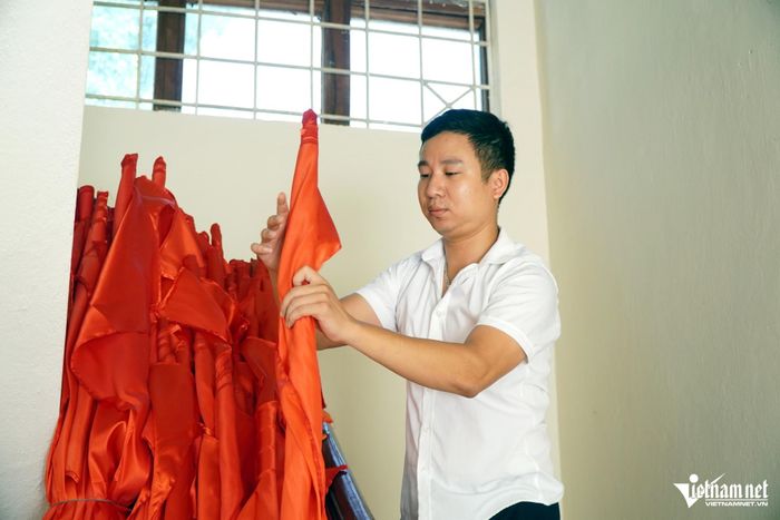 Cán bộ ở Trung tâm Cung ứng dịch vụ công luôn phải làm rất nhiều vai. Ảnh: Lê Dương