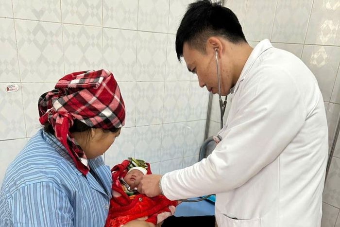 BSCKI Nguyễn Tiến Trung thăm khám cho sản phụ và bé sơ sinh. Ảnh: BSCC