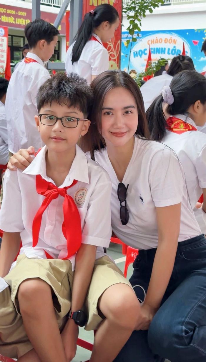 Huyền Lizzie bên con trai.