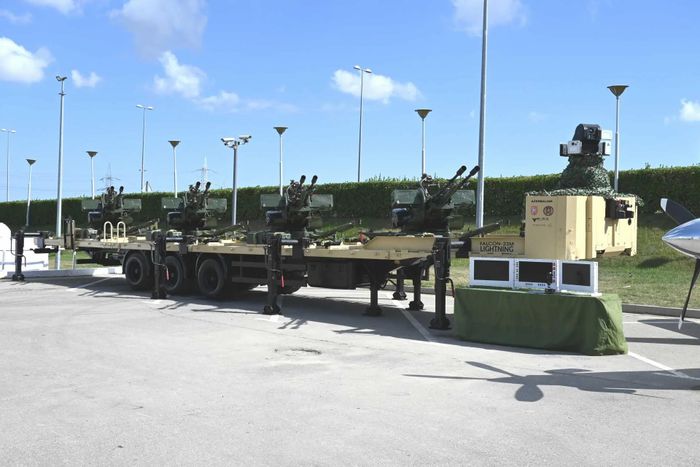 Công ty công nghệ FDI Falcon Dynamic Systems chính thức ra mắt hệ thống phòng không Falcon 23-4M Lightning chống UAV tại Triển lãm ADEX 2026, tích hợp 4 bệ pháo phòng không nòng đôi 23mm ZU-23-2 cùng radar BIRD, cụm cảm biến quang - điện tử, hệ thống theo dõi tự động và điều khiển hỏa lực tập trung. Nguồn ảnh: Tập đoàn Army Recognition