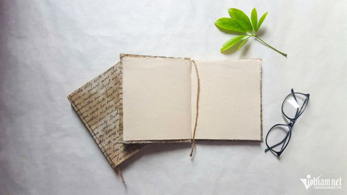 Các sản phẩm giấy dó được sáng tạo thành sổ tay, thiệp thủ công và quà tặng, đáp ứng nhu cầu của khách hàng hiện đại