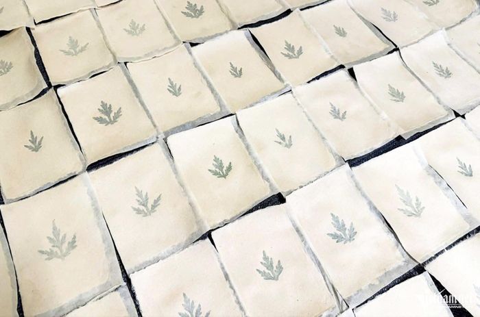 Sản phẩm giấy dó bồi hoa lá để làm bưu thiếp hoặc bìa sổ