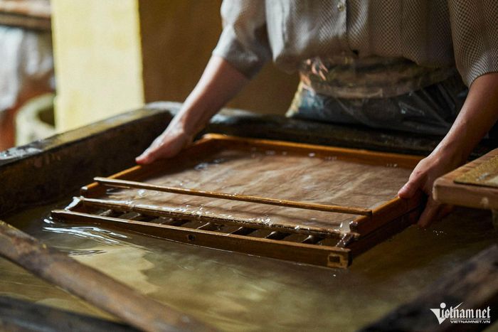Nghề làm giấy dó ở Đống Cao được tiếp nối bằng sự tâm huyết của những người thợ và sức sáng tạo của thế hệ trẻ
