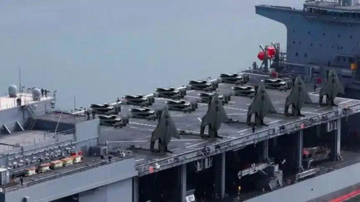 Hình ảnh mô phỏng các máy bay X-BAT nằm trên khung phóng/thu hồi thẳng đứng (LRVTF) ở trạng thái nâng lên và hạ xuống trên tàu căn cứ viễn chinh di động lớp ESB. (Nguồn ảnh: Shield AI)