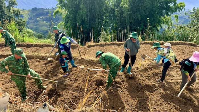 Bộ đội Biên phòng Lai Châu luôn đồng hành cùng người có uy tín giúp đồng bào xây dựng nông thôn mới, phát triển kinh tế