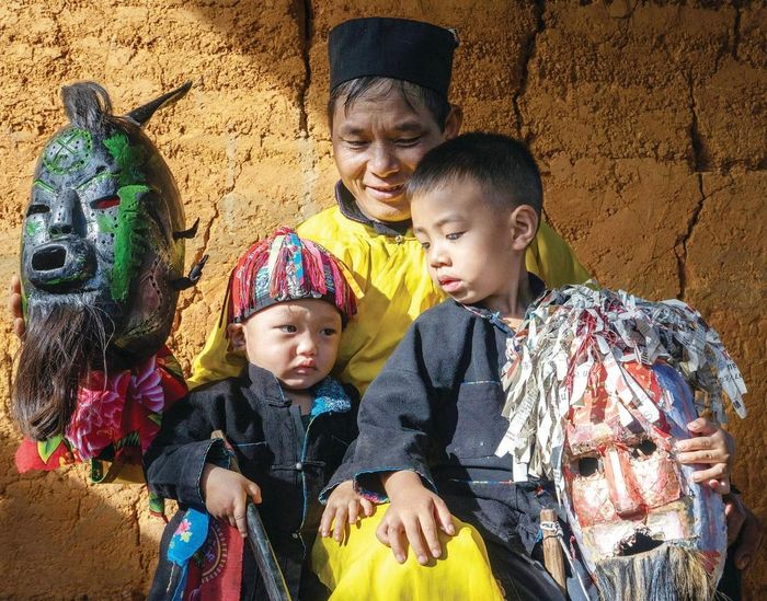 Những chiếc mặt nạ có tuổi đời 30 - 40 năm luôn được các gia đình người Dao áo dài, thôn Nặm Đăm, xã Quản Bạ giữ gìn trân trọng