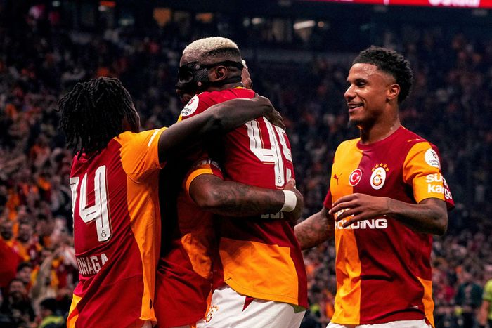 Khán đài cuồng nhiệt tiếp sức mạnh cho Galatasaray. Ảnh: GSK
