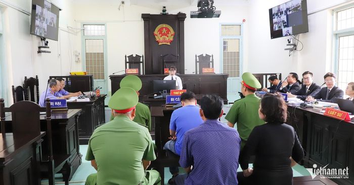 Thư ký phổ biến quy định phiên toà