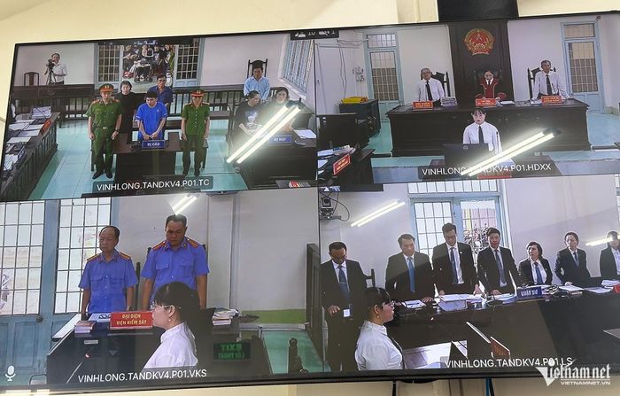 Báo chí theo dõi phiên toà qua màn hình trực tuyến