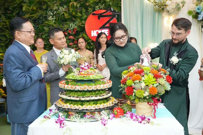 Cô dâu, chú rể bên tháp sushi và chậu sen đá