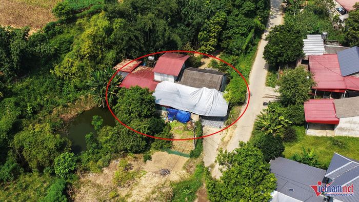 Khuôn viên nhà của vợ chồng ông Đ. và bà Đ. tại thôn Quảng Nạp. Ảnh: Đức Hoàng