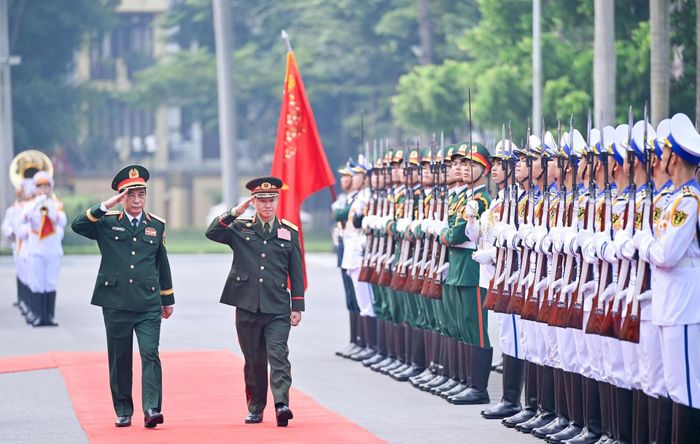 Đại tướng Phan Văn Giang và Đại tướng Khamliang Outhakaysone duyệt đội danh dự QĐND Việt Nam