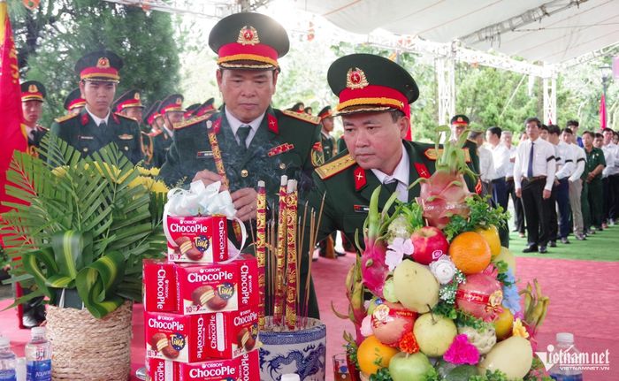 Lãnh đạo Bộ CHQS TP Đà Nẵng dâng hương tưởng niệm 14 liệt sĩ. Ảnh: Quang Cường