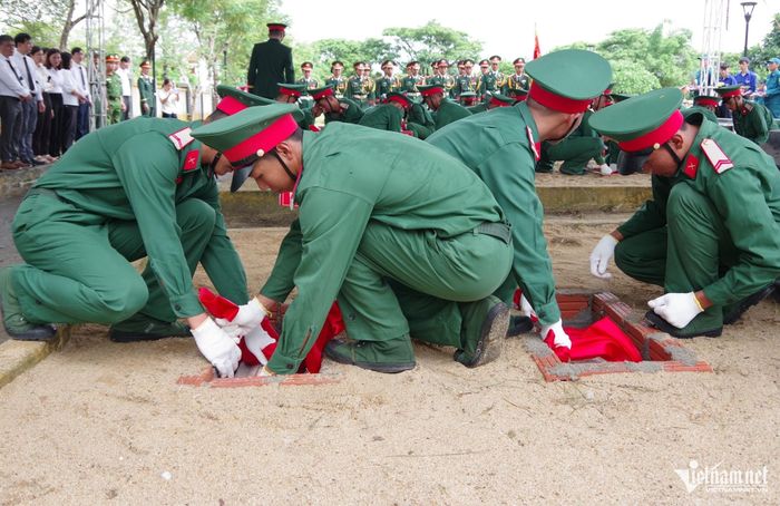 Sau nhiều năm nằm lại ở nghĩa trang nhân dân, 14 liệt sĩ về với đồng đội. Ảnh: Quang Cường