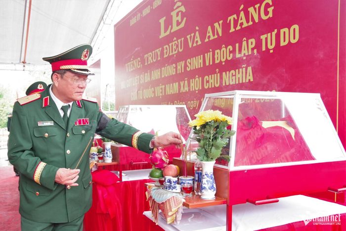 Thiếu tướng Võ Văn Hưng, Chủ nhiệm Chính trị Quân khu 5, dâng hương tưởng niệm các anh hùng liệt sĩ.
