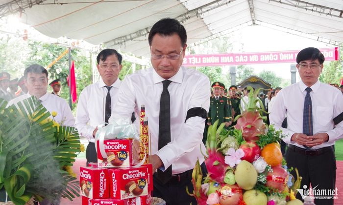 Bí thư Thành ủy Đà Nẵng Lê Ngọc Quang dâng hương, mặc niệm tưởng nhớ các anh hùng liệt sĩ. Ảnh: Quang Cường