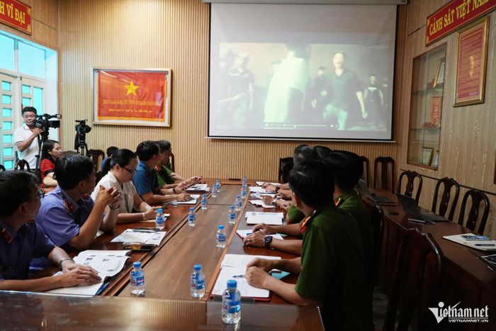 Cơ quan chức năng họp phân tích nội dung phim của nhóm "giang hồ mạng". Ảnh: Hoàng Anh