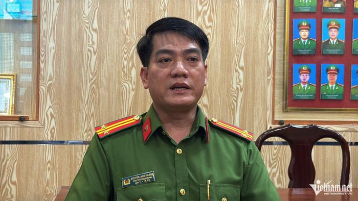 Trung tá Nguyễn Anh Hoàng thông tin về vụ việc. Ảnh: Hoàng Anh