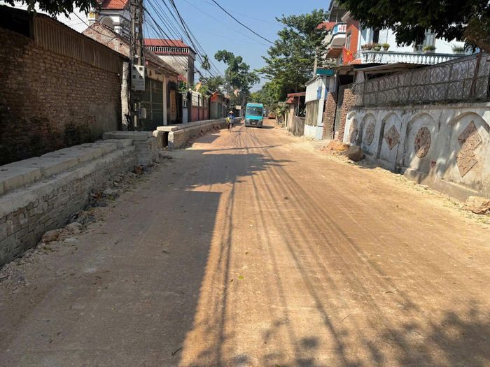Nhiều đoạn đường thuộc dự án đang được trải nền.