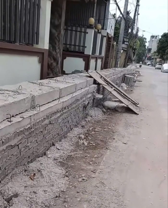 Người dân phản ánh về việc rãnh thoát nước cao chặn trước cửa nhà.