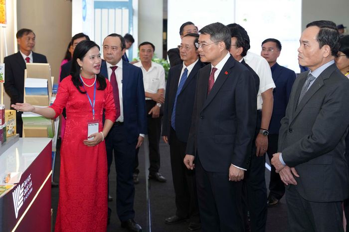 Thủ tướng Lê Minh Hưng, Bí thư Thành ủy TPHCM Trần Lưu Quang và các đại biểu tham quan triển lãm thành tựu khoa học, công nghệ và đổi mới sáng tạo, giới thiệu 23 đề tài nghiên cứu do đội ngũ nhà khoa học ĐHQG TPHCM phát triển. Ảnh: BTC