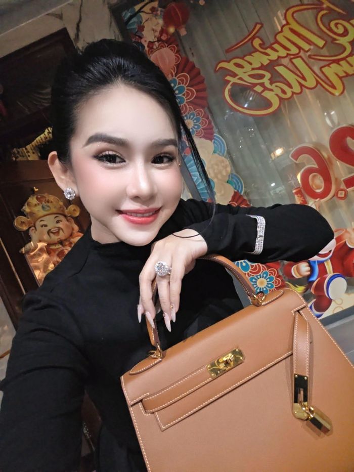 Nghệ sĩ Bình Tinh gây bàn tán khi chưng diện nhiều trang sức, phụ kiện và túi xách.