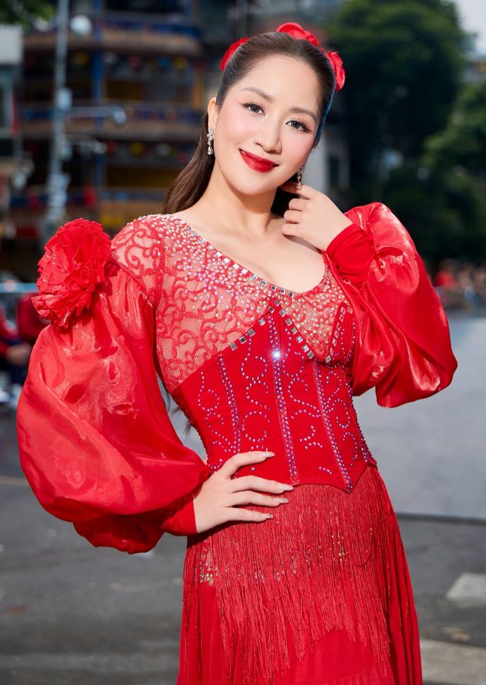Nghệ sĩ Khánh Thi diện cây đỏ ở Hà Nội.