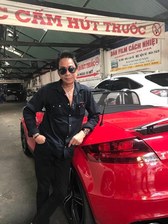 Danh hài Bảo Chung gây chú ý với ảnh tạo dáng bên xe sang.