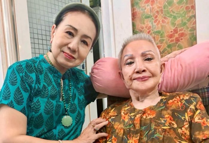 NSƯT Hồng Vân đến thăm nghệ sĩ Hồng Nga.