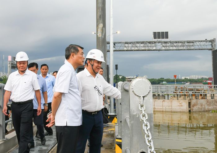 Thủ tướng Lê Minh Hưng nghe đơn vị thi công báo cáo tiến độ dự án. Ảnh: Trung Nam