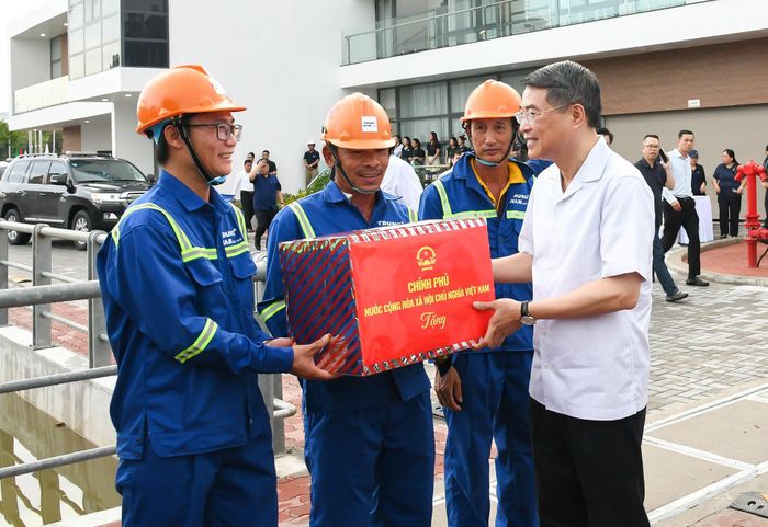 Thủ tướng Lê Minh Hưng tặng quà đơn vị thi công dự án chống ngập do triều khu vực TPHCM. Ảnh: Trung Nam