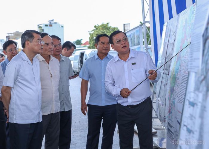 Thủ tướng Lê Minh Hưng và Bí thư Thành ủy TPHCM Trần Lưu Quang nghe báo cáo về dự án xây dựng hạ tầng và cải tạo môi trường kênh Tham Lương - Bến Cát - Rạch Nước Lên. Ảnh: Nhật Bắc