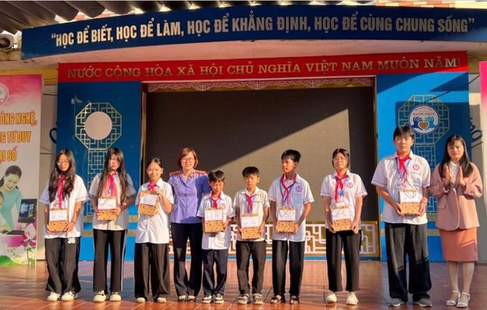  Đại diện Phòng 1, VKSND tỉnh Lạng Sơn trao tặng 8 phần quà cho các em học sinh có hoàn cảnh khó khăn.