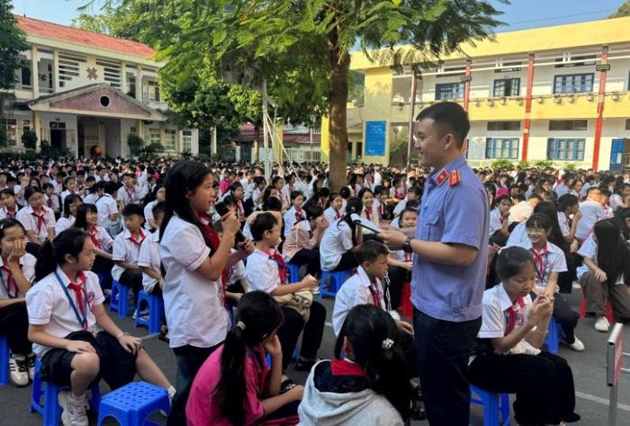  Đại diện Phòng 1 VKSND tỉnh Lạng Sơn tuyên truyền pháp luật cho các em học sinh Trường THCS Tam Thanh.