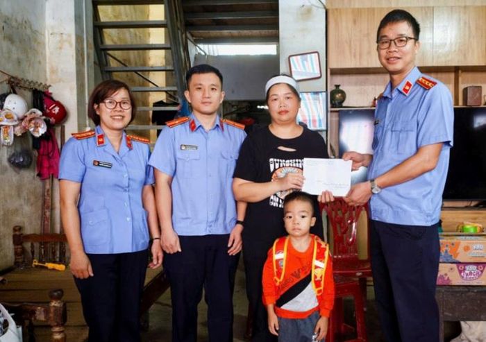  Đại diện Phòng 1 tặng quà, thăm hỏi gia đình có hoàn cảnh khó khăn.