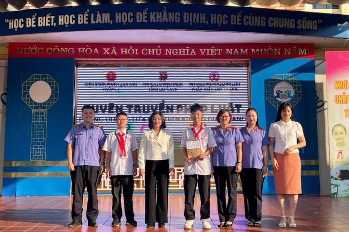  Đại diện Phòng 1 VKSND tỉnh Lạng Sơn cùng đại diện Ban giám hiệu nhà trường trao phần quà ủng hộ hoạt động sáng tạo.