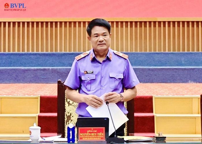  Đồng chí Nguyễn Huy Tiến, Bí thư Đảng ủy, Viện trưởng VKSND tối cao phát biểu ghi nhận và chúc mừng đồng chí Nguyễn Duy Giảng.