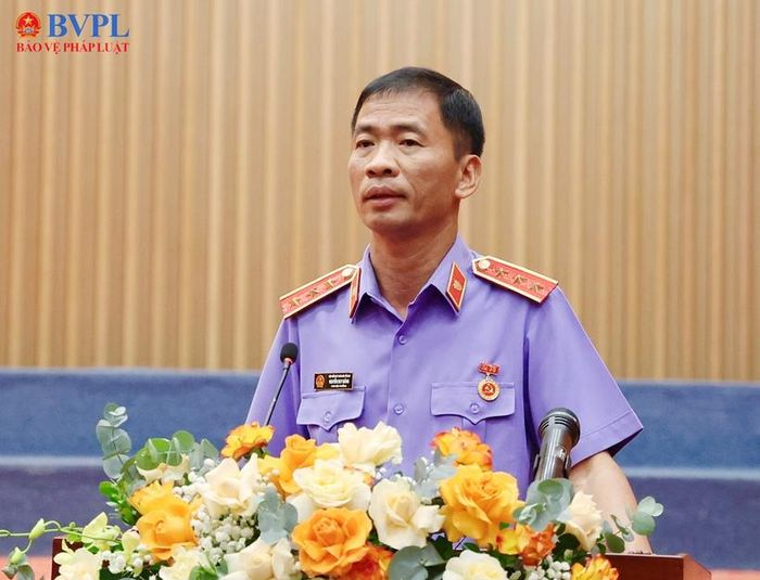  Đồng chí Nguyễn Duy Giảng phát biểu bày tỏ niềm vinh dự và tự hào khi được nhận Huy hiệu 35 năm tuổi Đảng.